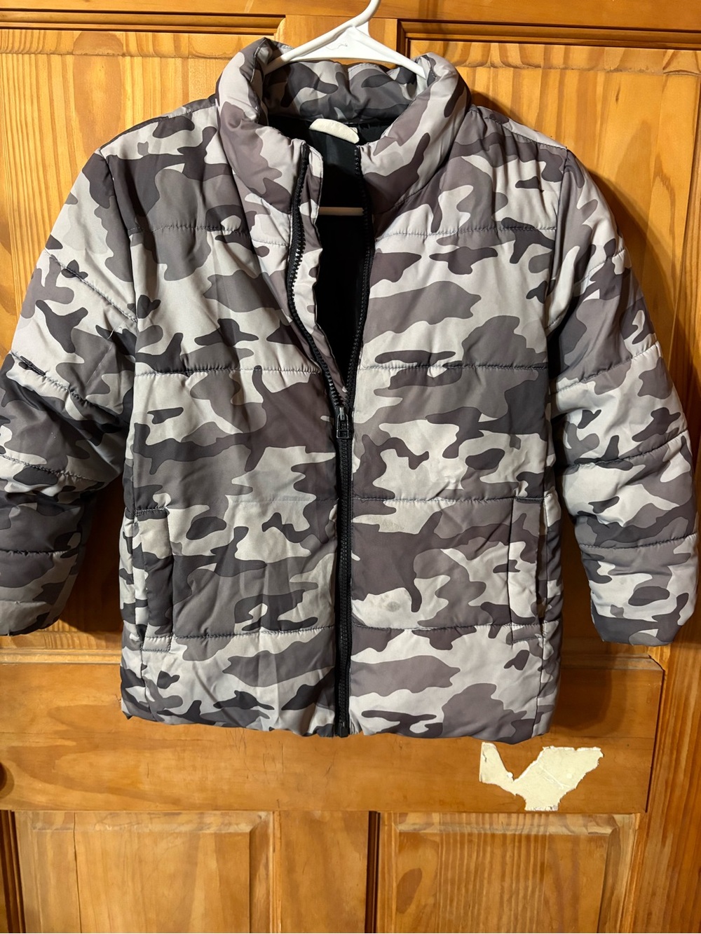 FABLIFE_LOVE
Crazy 8 Gray & White Camo Puffer Jacket